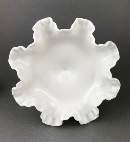 Dulcera de cristal con borde ondulado. Plato vintage blanco para baratijas. Cuenco con base y motivo floral.