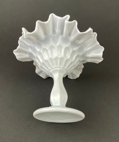 Plato para dulces Fenton de vidrio con leche y borde ondulado. Plato vintage con tachuelas. Cuenco blanco con base.