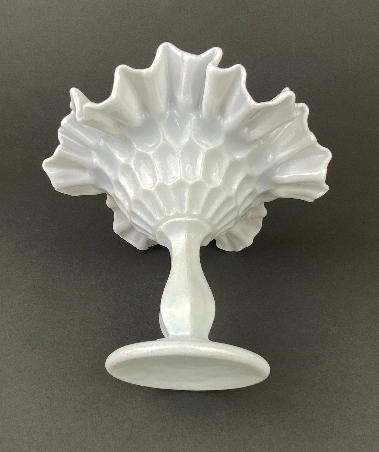 Dulcera de cristal con borde ondulado. Plato vintage blanco para baratijas. Cuenco con base y motivo floral.
