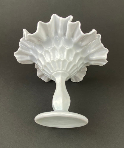 Dulcera de cristal con borde ondulado. Plato vintage blanco para baratijas. Cuenco con base y motivo floral.