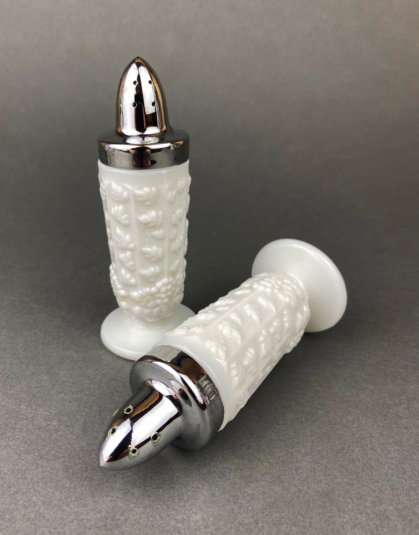 Salero y pimentero de cristal con motivos de vid.