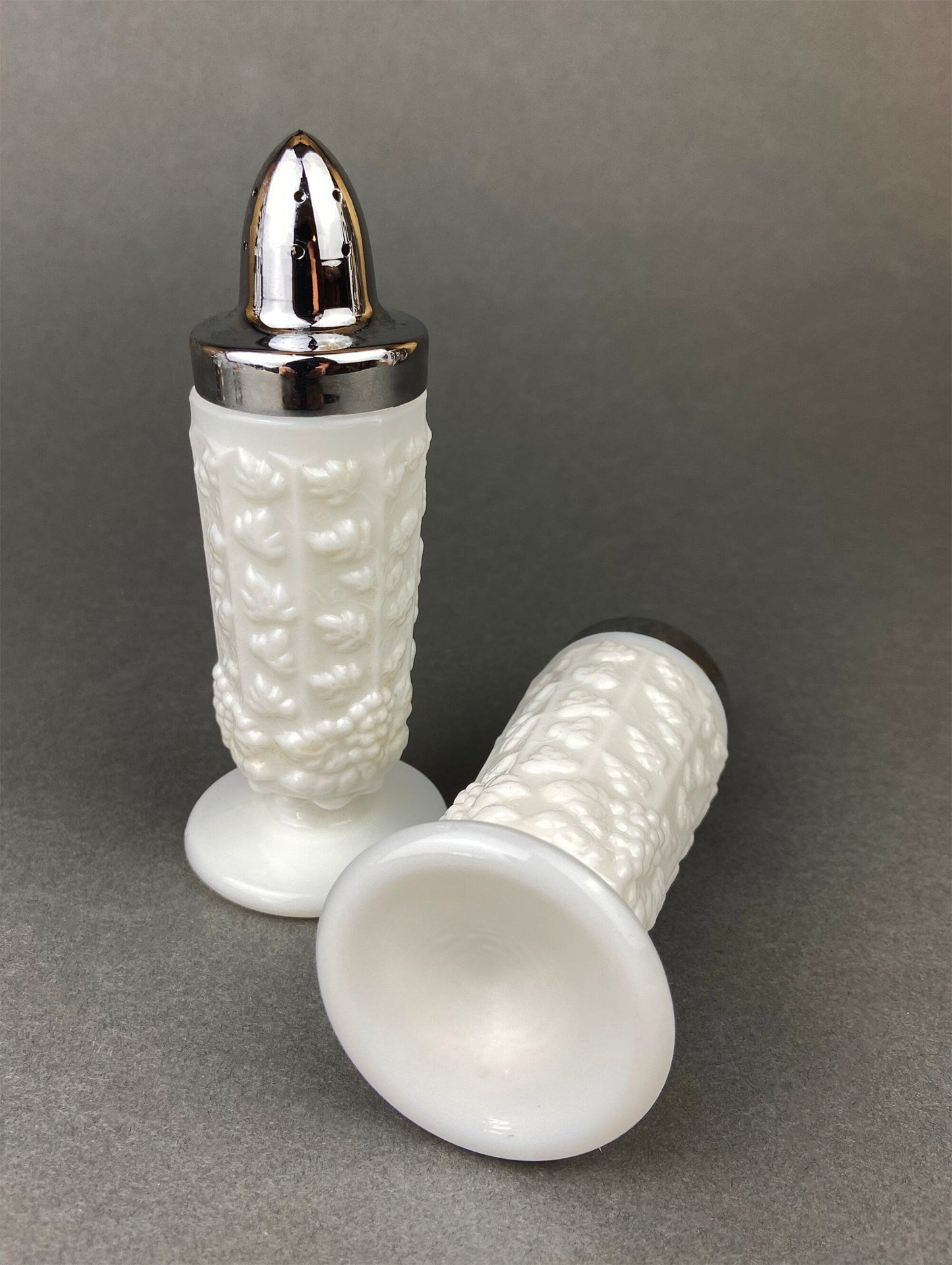 Salero y pimentero de cristal con motivos de vid.