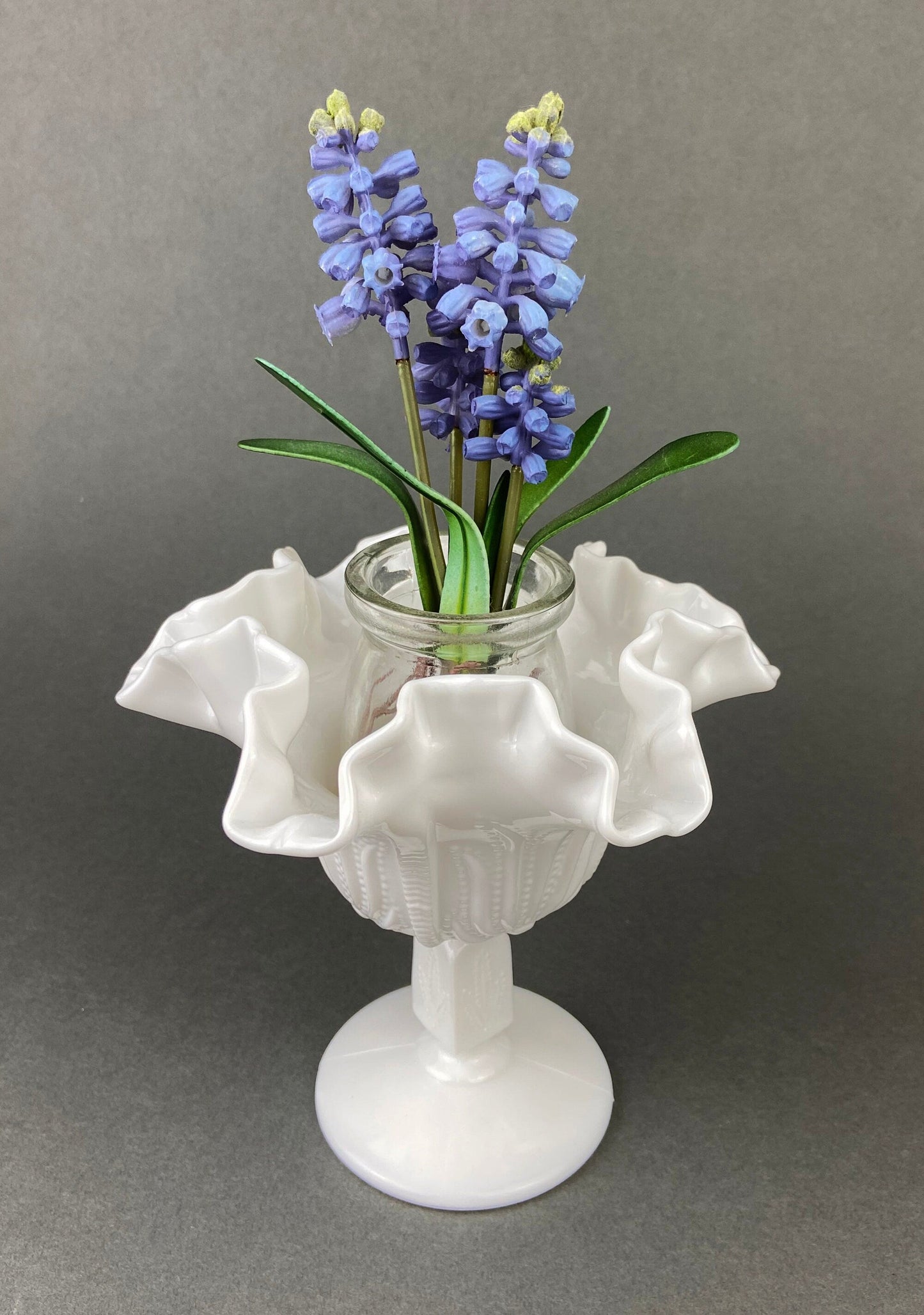 Dulcera de cristal con borde ondulado. Plato vintage blanco para baratijas. Cuenco con base y motivo floral.