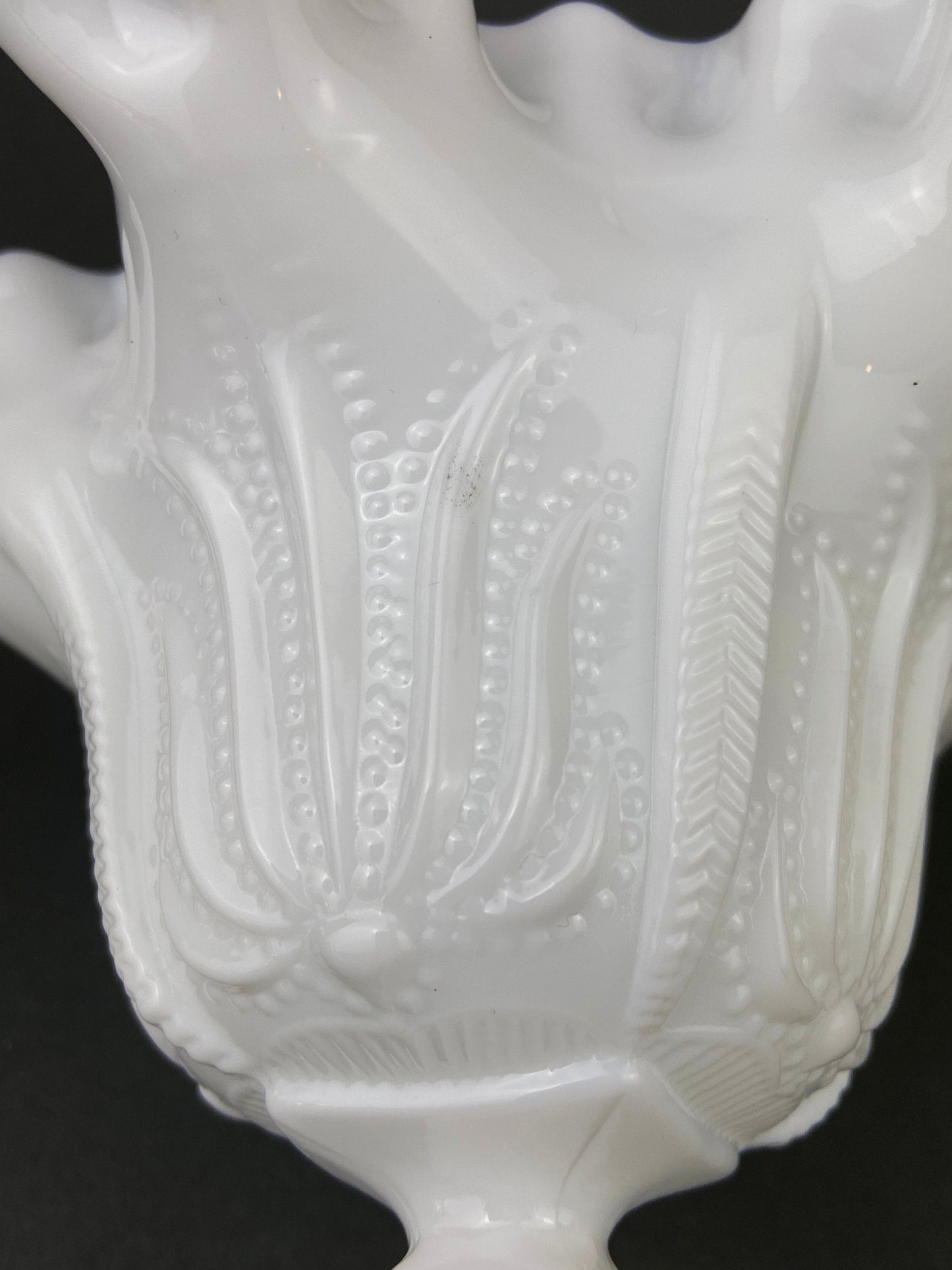 Dulcera de cristal con borde ondulado. Plato vintage blanco para baratijas. Cuenco con base y motivo floral.