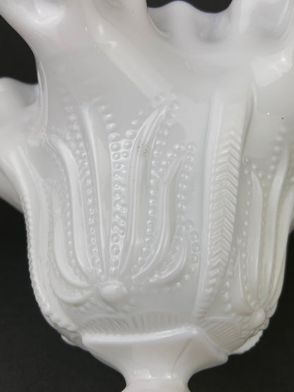 Dulcera de cristal con borde ondulado. Plato vintage blanco para baratijas. Cuenco con base y motivo floral.