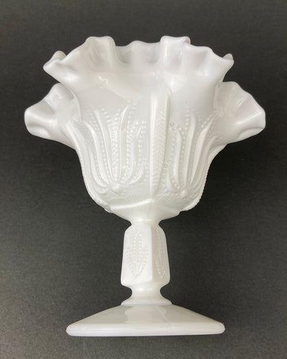 Dulcera de cristal con borde ondulado. Plato vintage blanco para baratijas. Cuenco con base y motivo floral.
