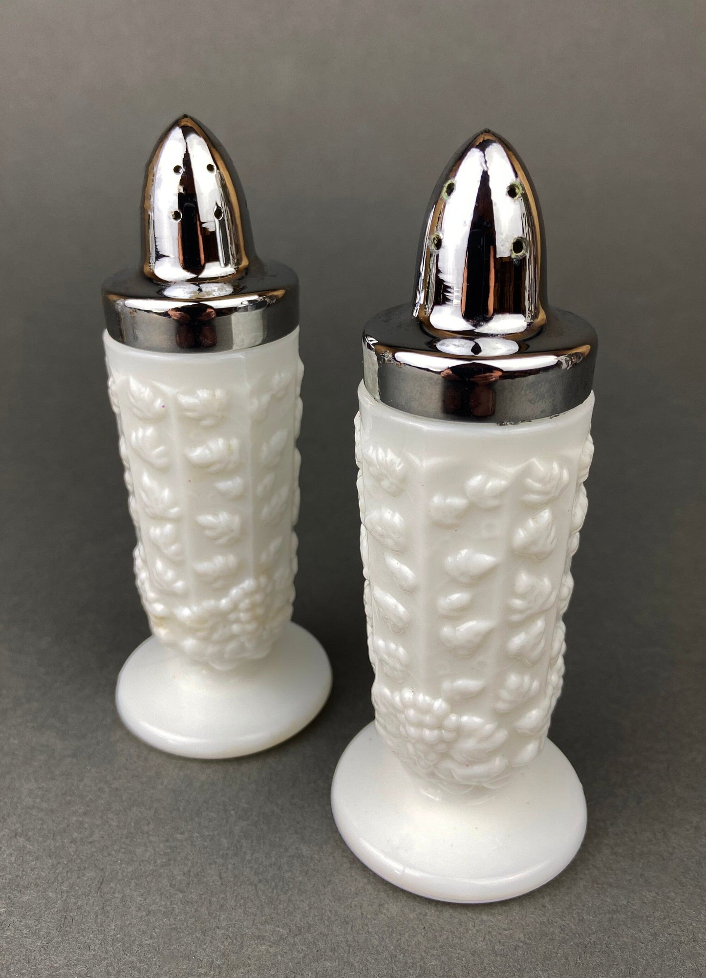 Salero y pimentero de cristal con motivos de vid.