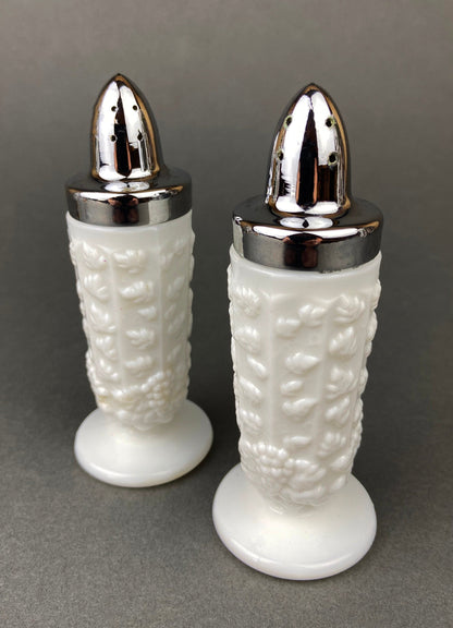 Salero y pimentero de cristal con motivos de vid.