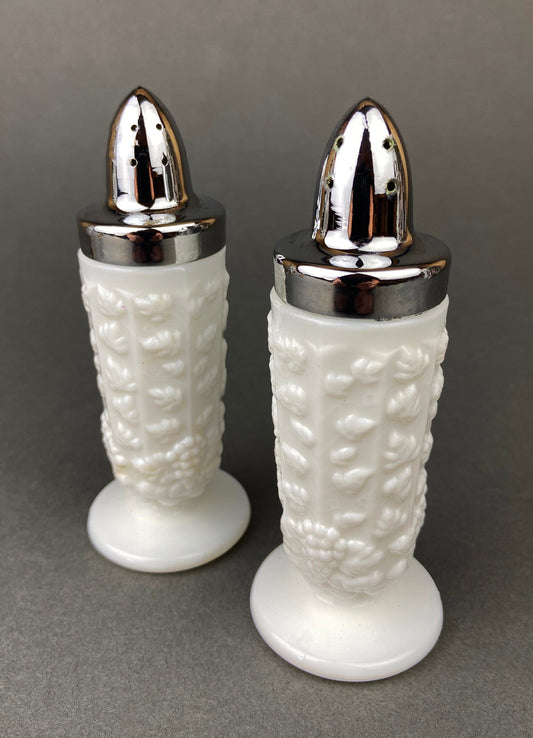 Salière et poivrière en verre opalin. Motif de vigne.