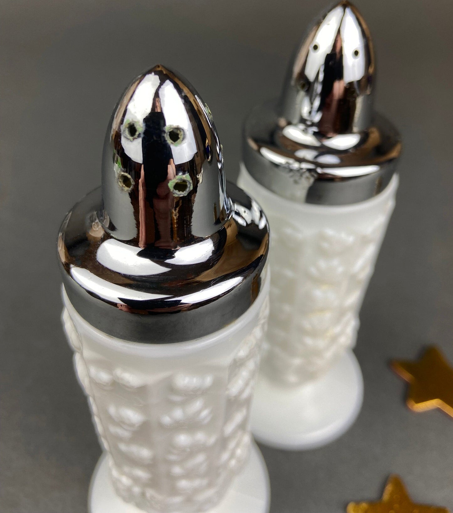Salero y pimentero de cristal con motivos de vid.