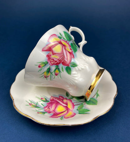 Taza y platillo vintage para té y café. Royal Albert Sweetheart Roses "Anne". Porcelana fina, hecha en Inglaterra.