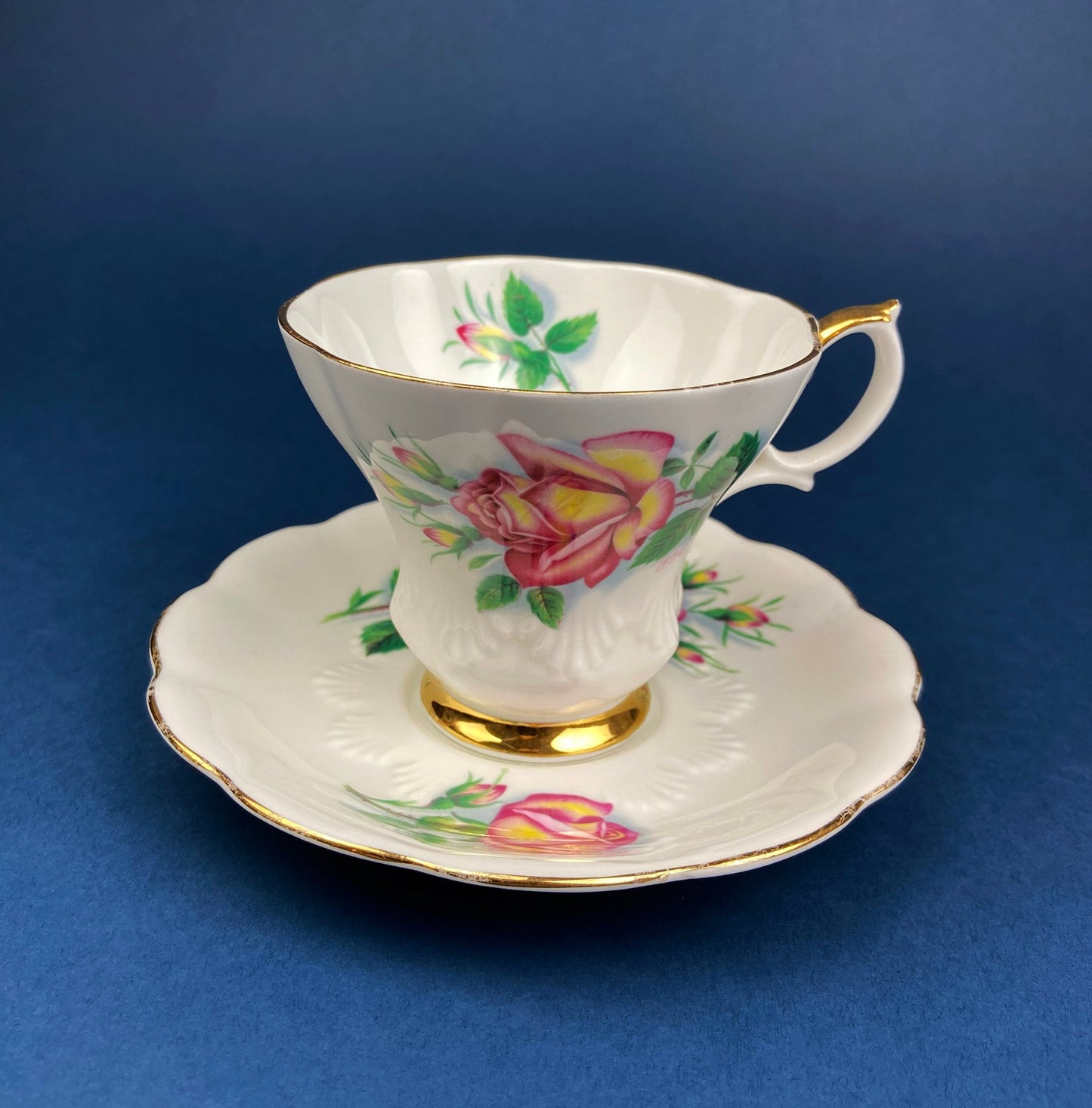 Taza y platillo vintage para té y café. Royal Albert Sweetheart Roses "Anne". Porcelana fina, hecha en Inglaterra.