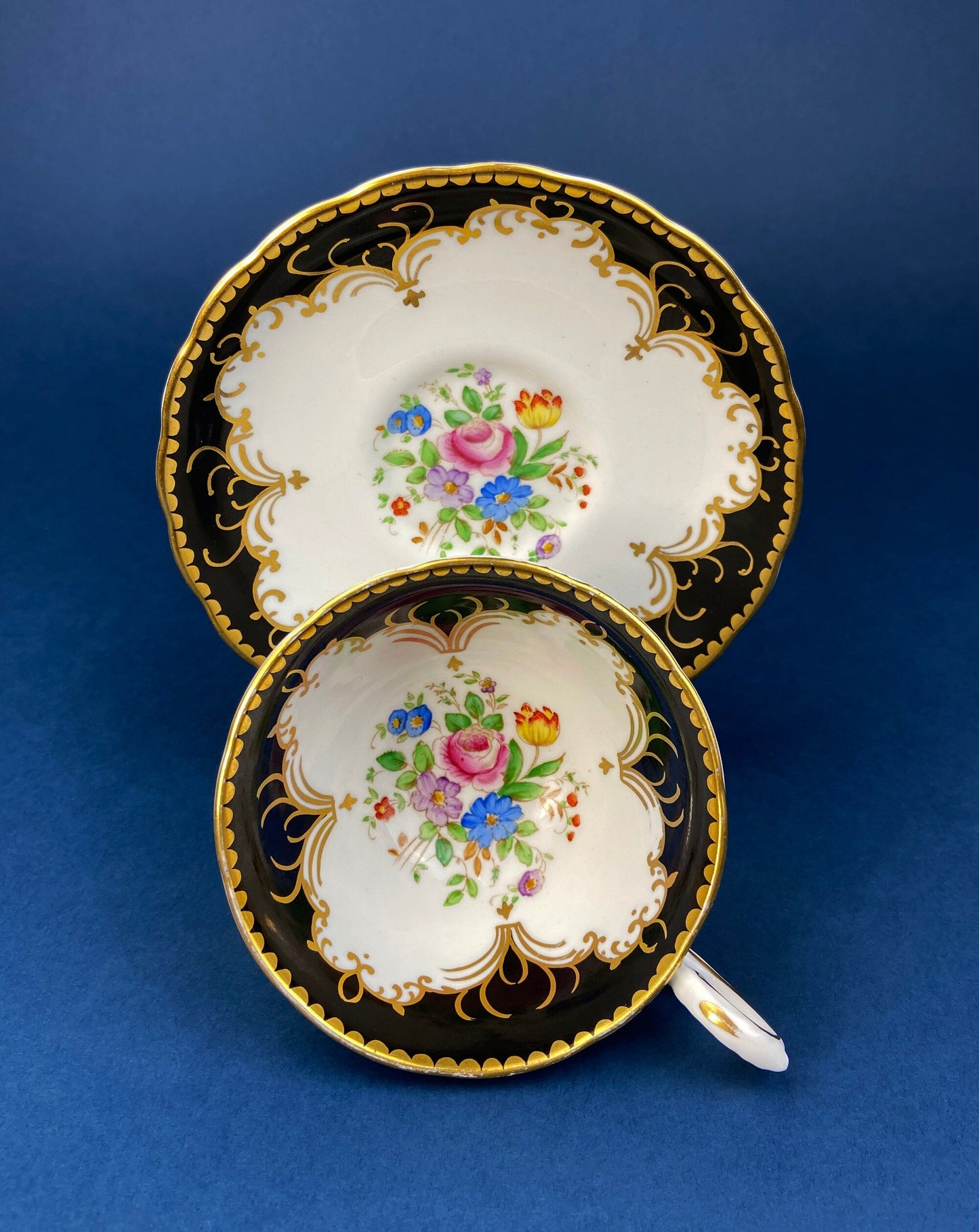 Tasse et soucoupe en porcelaine fine élisabéthaine vintage : Cupidons peints à la main