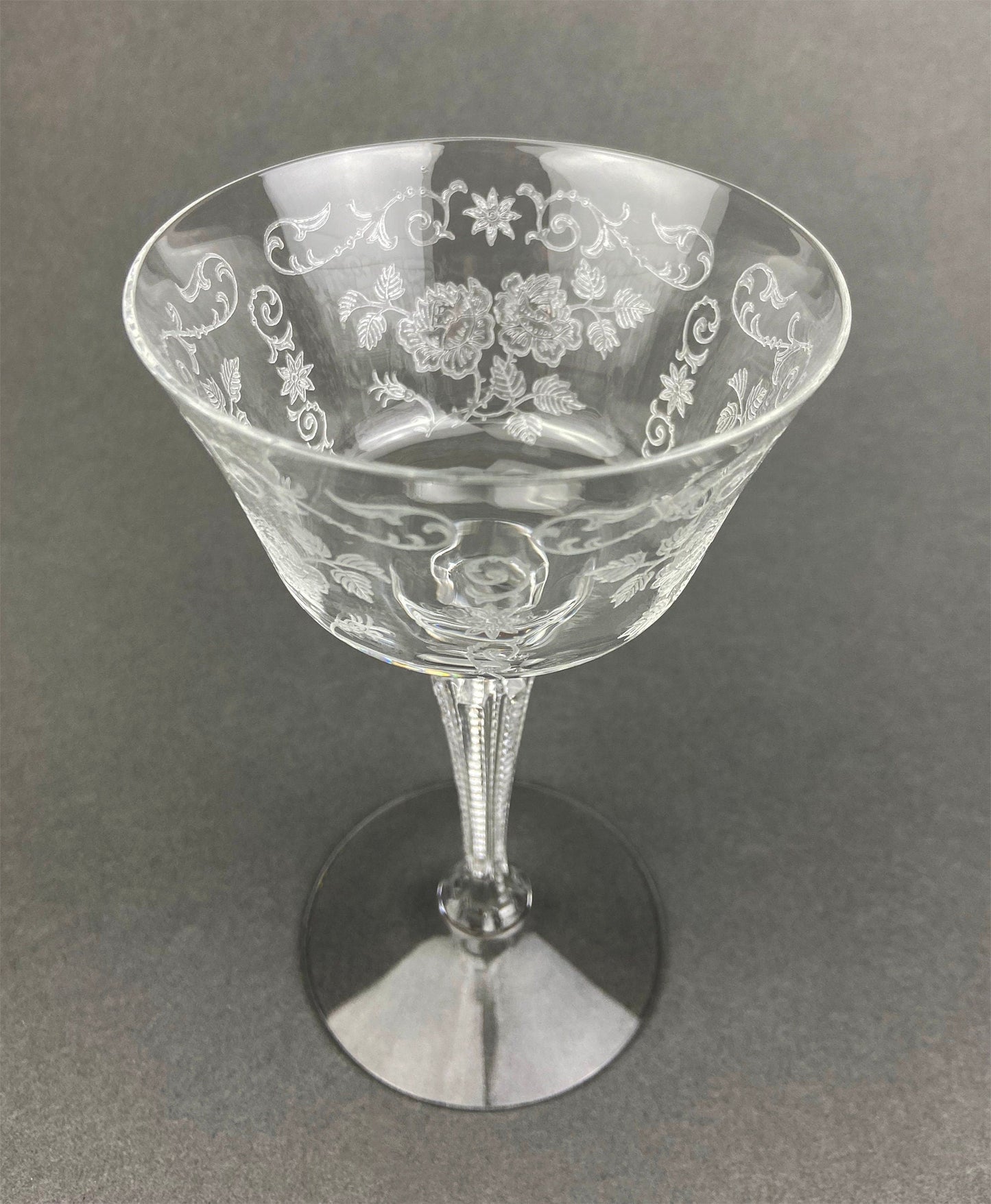 Copas altas antiguas de cristal para sorbete de Fostoria. Diseño grabado en rosa medianoche. Juego de seis copas de 113 ml. Repuestos. Alta cocina.