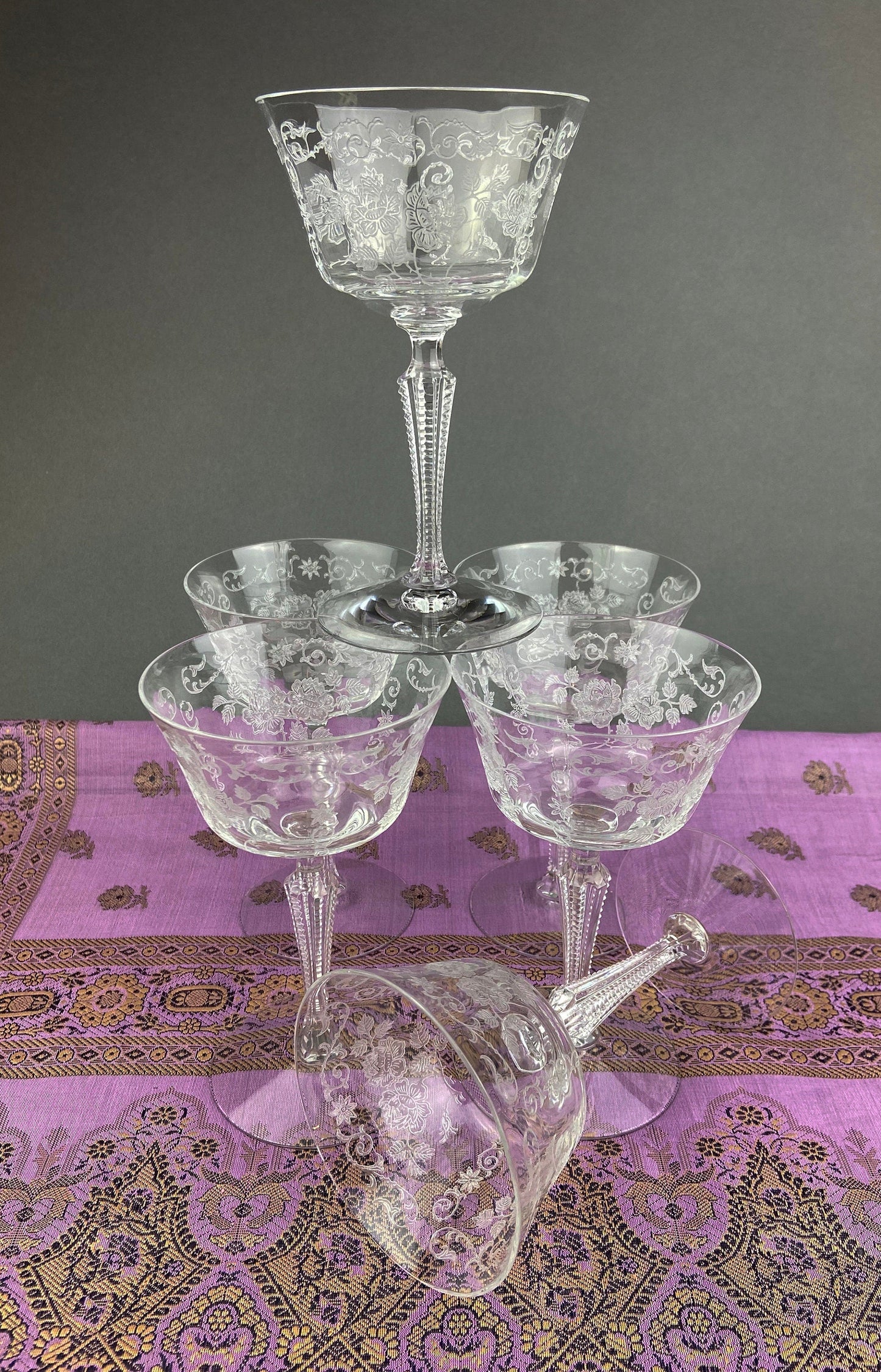 Copas altas antiguas de cristal para sorbete de Fostoria. Diseño grabado en rosa medianoche. Juego de seis copas de 113 ml. Repuestos. Alta cocina.