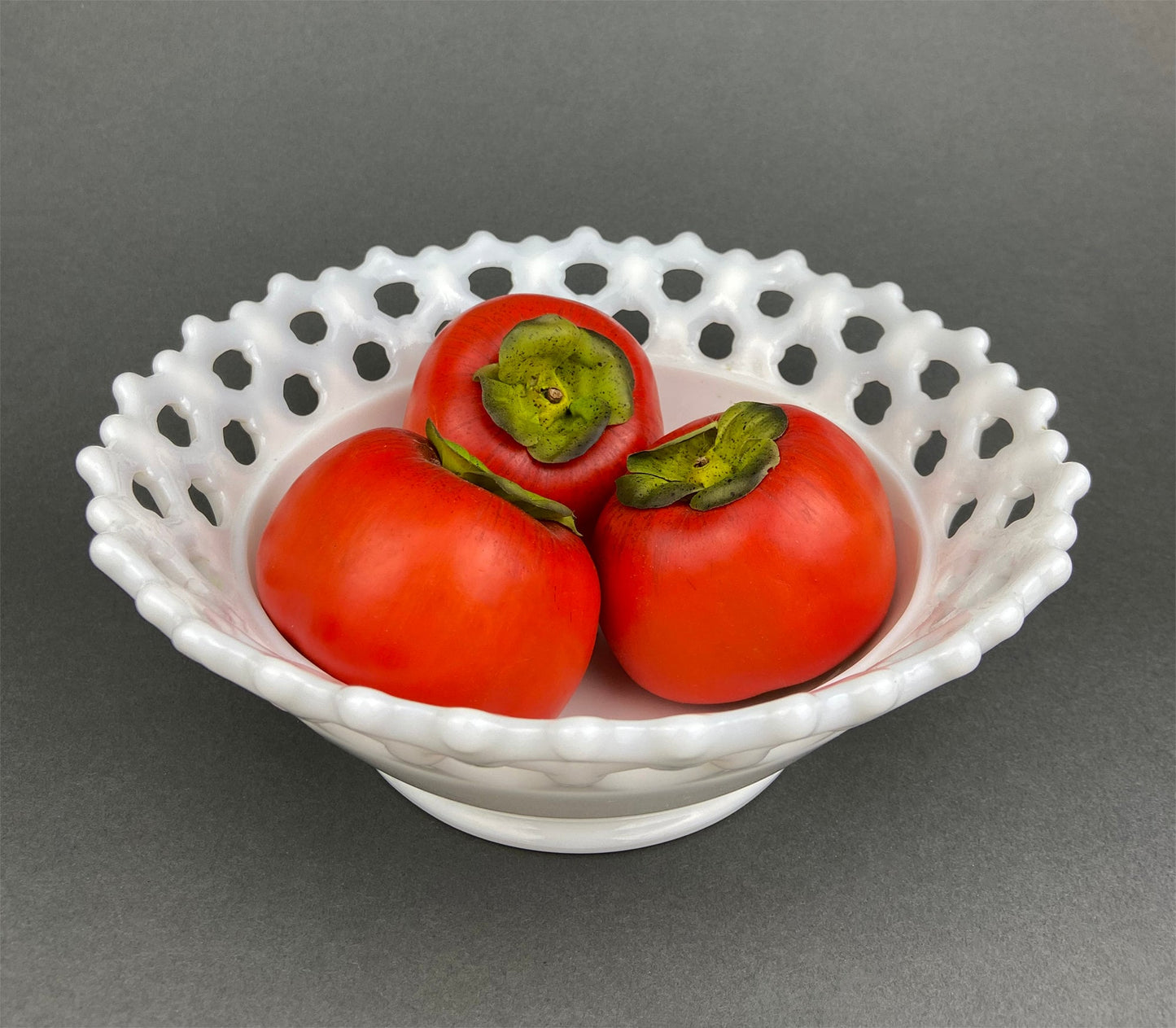 Cuenco de vidrio con base de leche. Plato para dulces con motivo de uvas y borde con volantes. Centro de mesa blanco. Plato para baratijas. Decoración para baño y dormitorio.