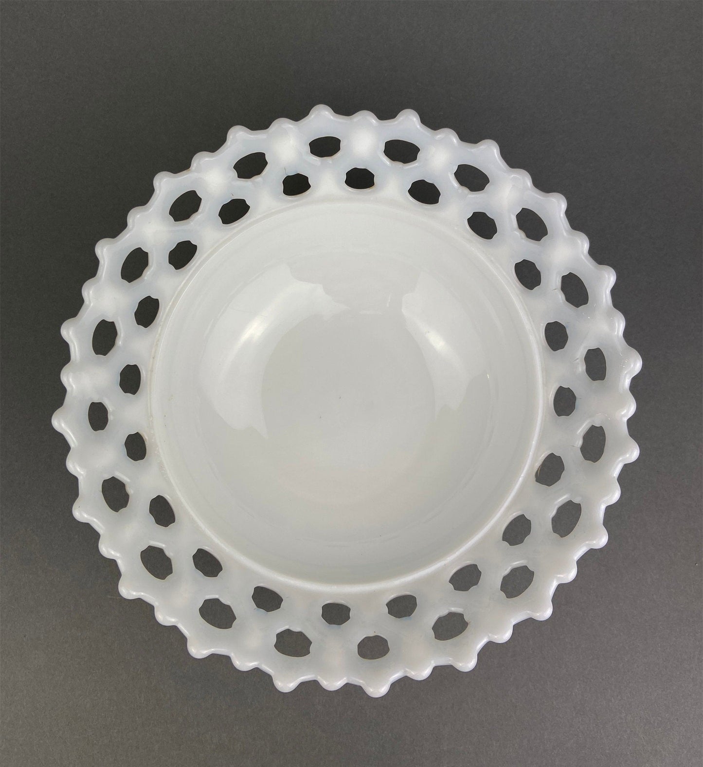 Cuenco de vidrio con base de leche. Plato para dulces con motivo de uvas y borde con volantes. Centro de mesa blanco. Plato para baratijas. Decoración para baño y dormitorio.