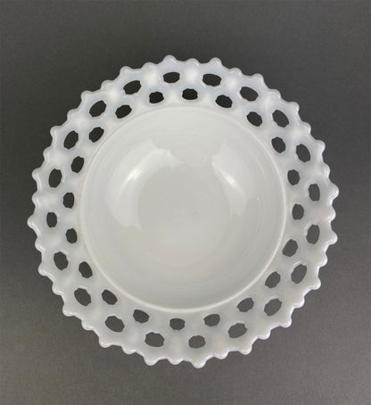 Cuenco de vidrio con base de leche. Plato para dulces con motivo de uvas y borde con volantes. Centro de mesa blanco. Plato para baratijas. Decoración para baño y dormitorio.