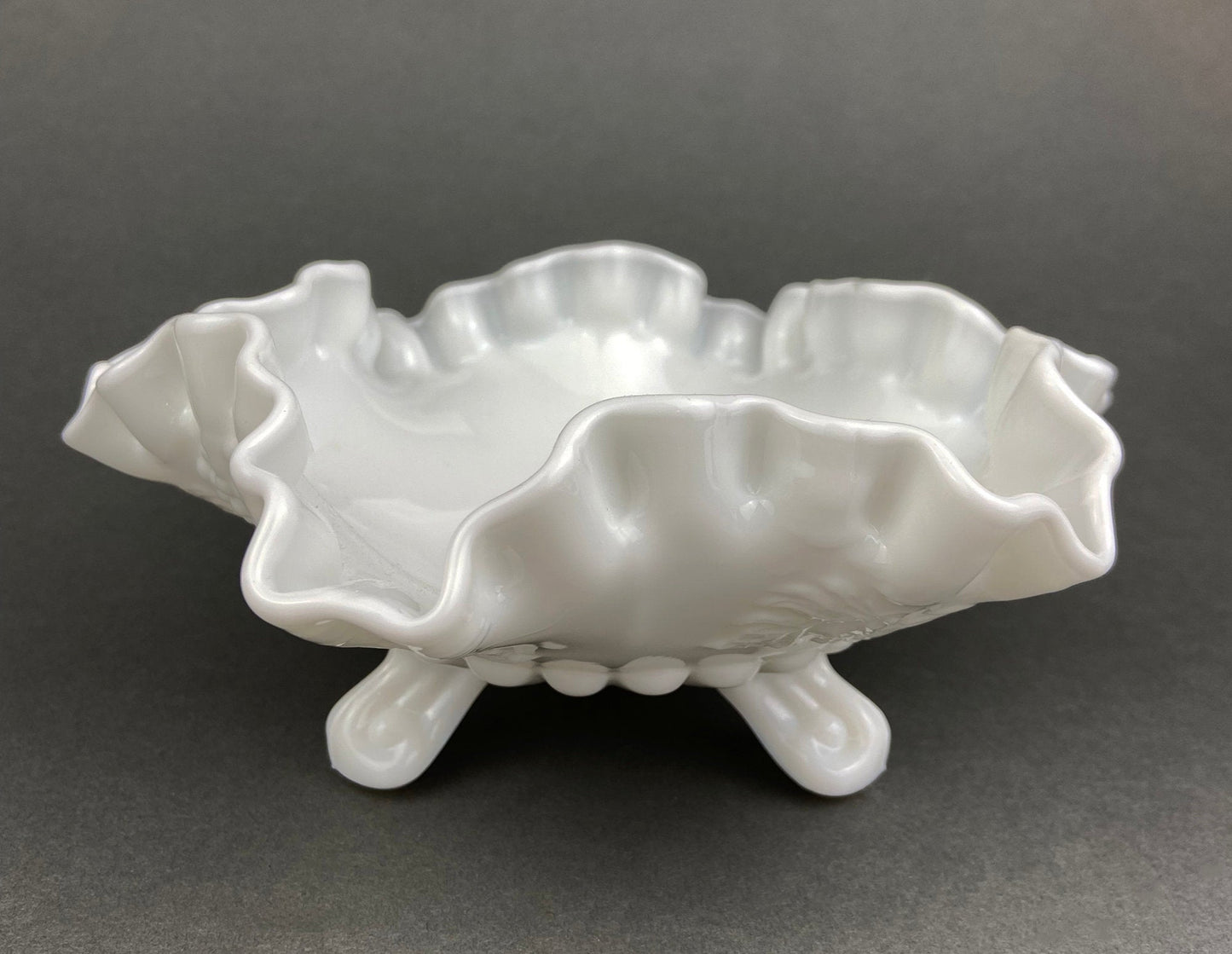 Cuenco de vidrio con base de leche. Plato para dulces con motivo de uvas y borde con volantes. Centro de mesa blanco. Plato para baratijas. Decoración para baño y dormitorio.