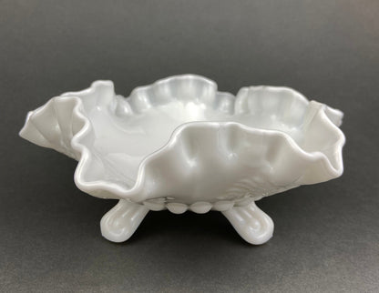 Cuenco de vidrio con base de leche. Plato para dulces con motivo de uvas y borde con volantes. Centro de mesa blanco. Plato para baratijas. Decoración para baño y dormitorio.