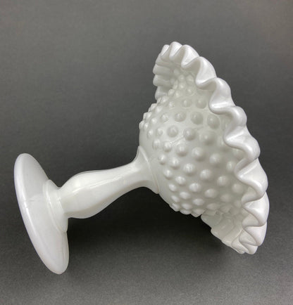 Plato para dulces Fenton de vidrio con leche y borde ondulado. Plato vintage con tachuelas. Cuenco blanco con base.