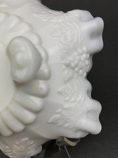 Cuenco de vidrio con base de leche. Plato para dulces con motivo de uvas y borde con volantes. Centro de mesa blanco. Plato para baratijas. Decoración para baño y dormitorio.