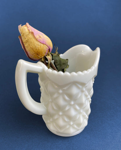 Jarra de leche o salsera pequeña. Fuente de clavos. Jarra de leche o salsera con borde festoneado. Alta cocina. Objetos de colección.