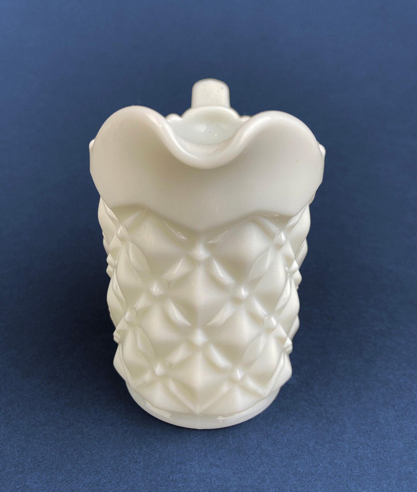 Jarra de leche o salsera pequeña. Fuente de clavos. Jarra de leche o salsera con borde festoneado. Alta cocina. Objetos de colección.