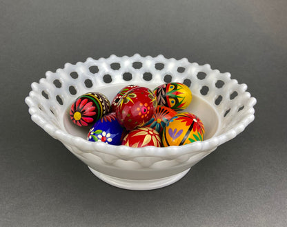 Cuenco de vidrio con base de leche. Plato para dulces con motivo de uvas y borde con volantes. Centro de mesa blanco. Plato para baratijas. Decoración para baño y dormitorio.