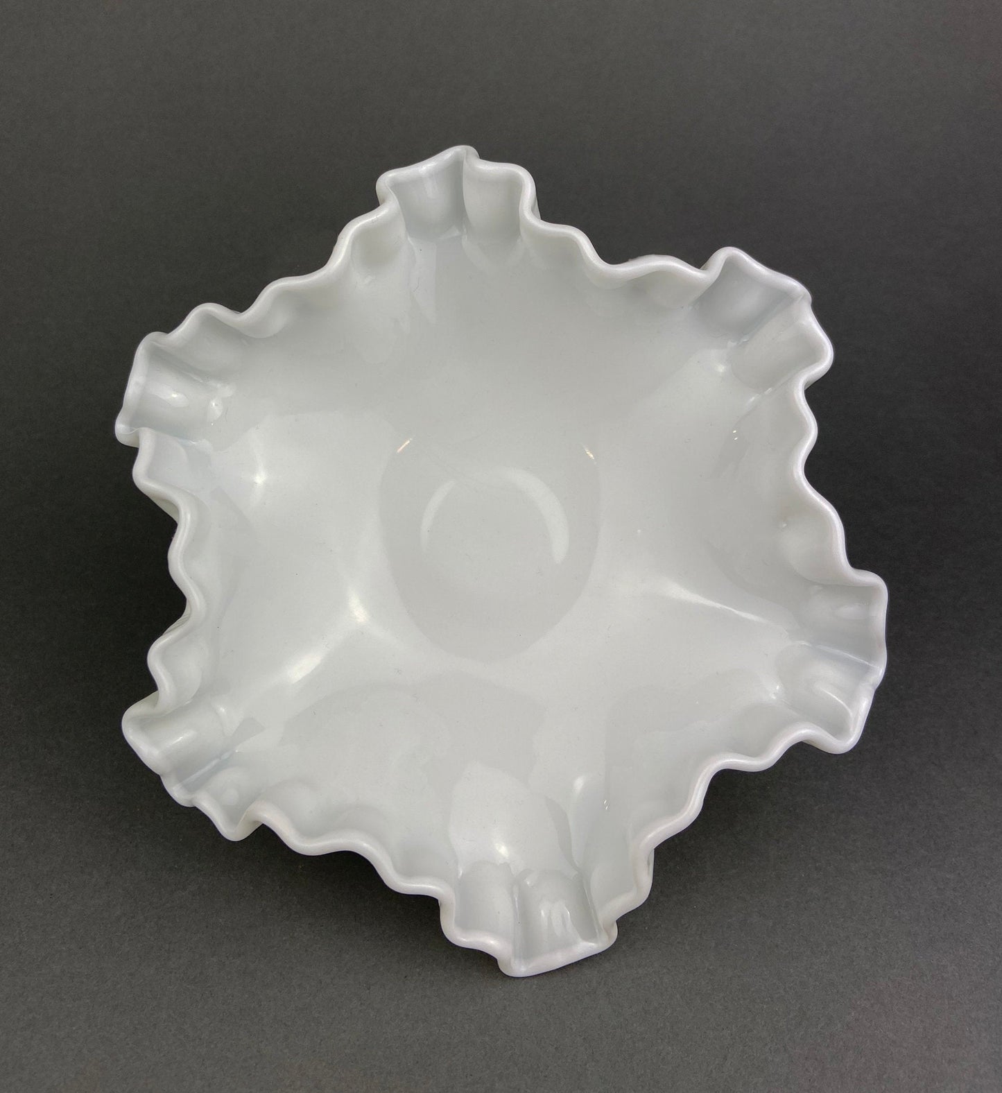 Cuenco de vidrio con base de leche. Plato para dulces con motivo de uvas y borde con volantes. Centro de mesa blanco. Plato para baratijas. Decoración para baño y dormitorio.