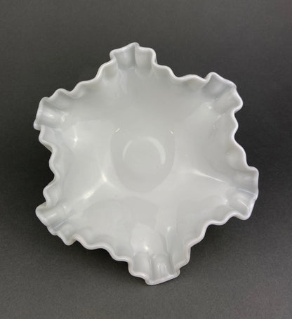 Cuenco de vidrio con base de leche. Plato para dulces con motivo de uvas y borde con volantes. Centro de mesa blanco. Plato para baratijas. Decoración para baño y dormitorio.