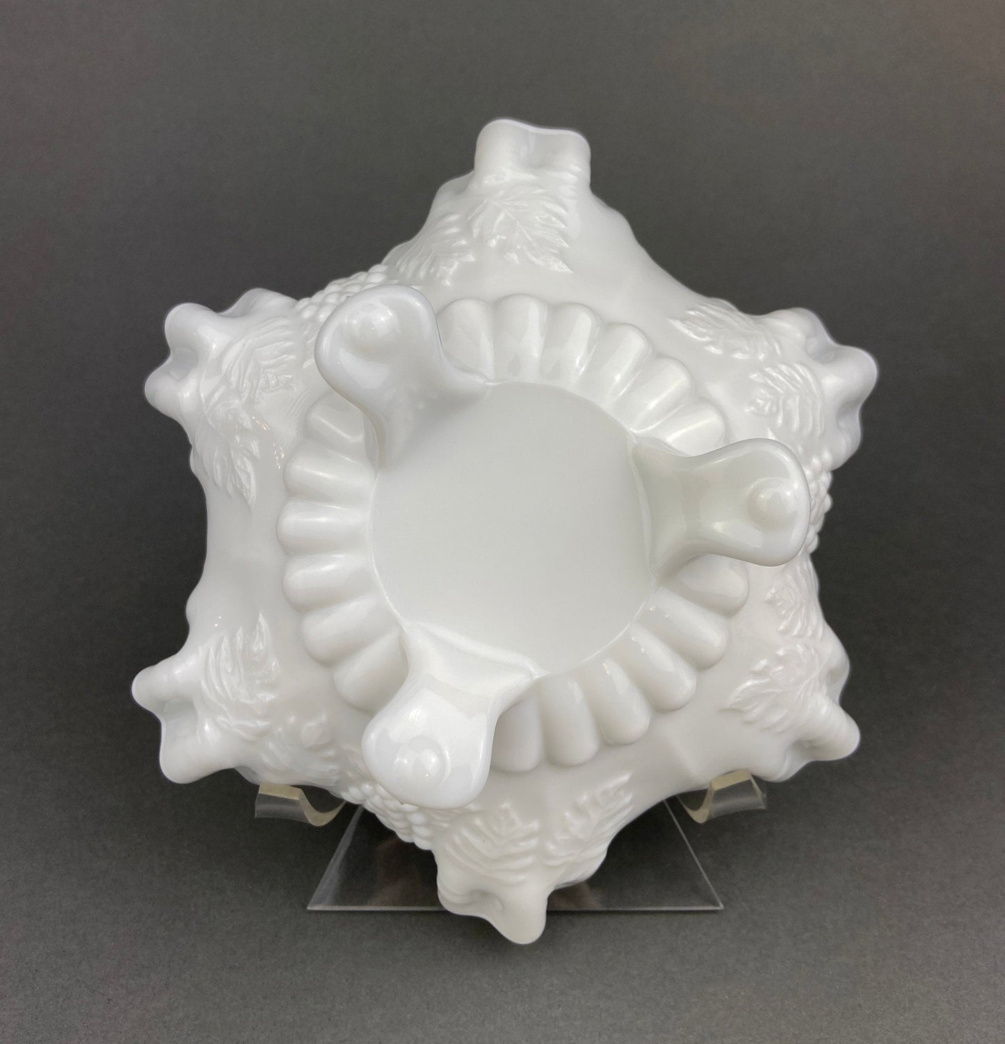 Cuenco de vidrio con base de leche. Plato para dulces con motivo de uvas y borde con volantes. Centro de mesa blanco. Plato para baratijas. Decoración para baño y dormitorio.