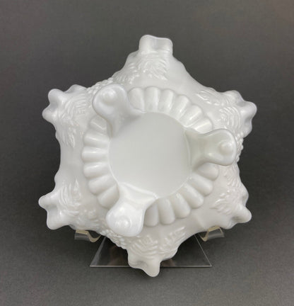 Cuenco de vidrio con base de leche. Plato para dulces con motivo de uvas y borde con volantes. Centro de mesa blanco. Plato para baratijas. Decoración para baño y dormitorio.