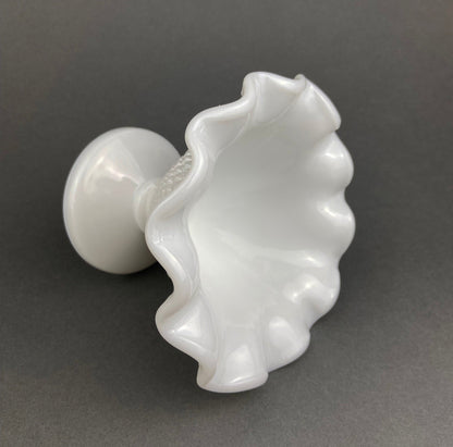 Plato para dulces Fenton de vidrio con leche y borde ondulado. Plato vintage con tachuelas. Cuenco blanco con base.