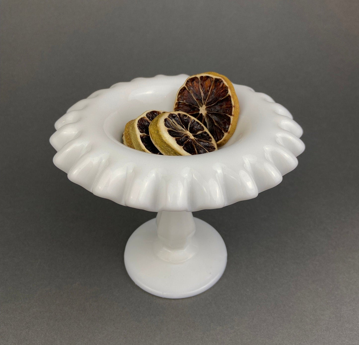 Plato para dulces Fenton de vidrio con leche y borde ondulado. Plato vintage con tachuelas. Cuenco blanco con base.
