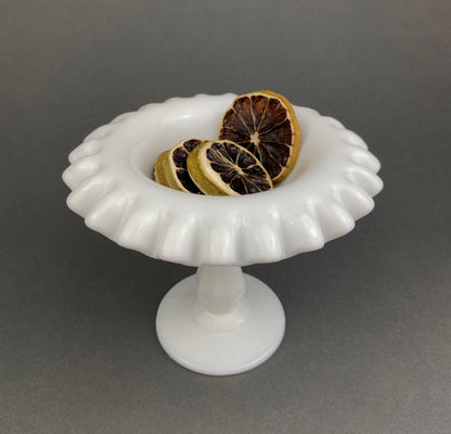 Plato para dulces Fenton de vidrio con leche y borde ondulado. Plato vintage con tachuelas. Cuenco blanco con base.