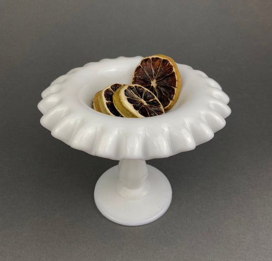 Plato para dulces Fenton de vidrio con leche y borde ondulado. Plato vintage con tachuelas. Cuenco blanco con base.