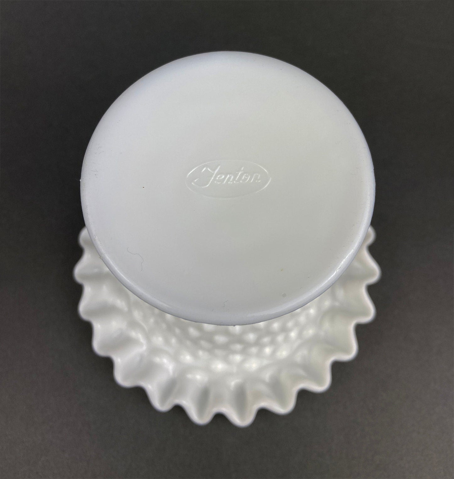 Plato para dulces Fenton de vidrio con leche y borde ondulado. Plato vintage con tachuelas. Cuenco blanco con base.