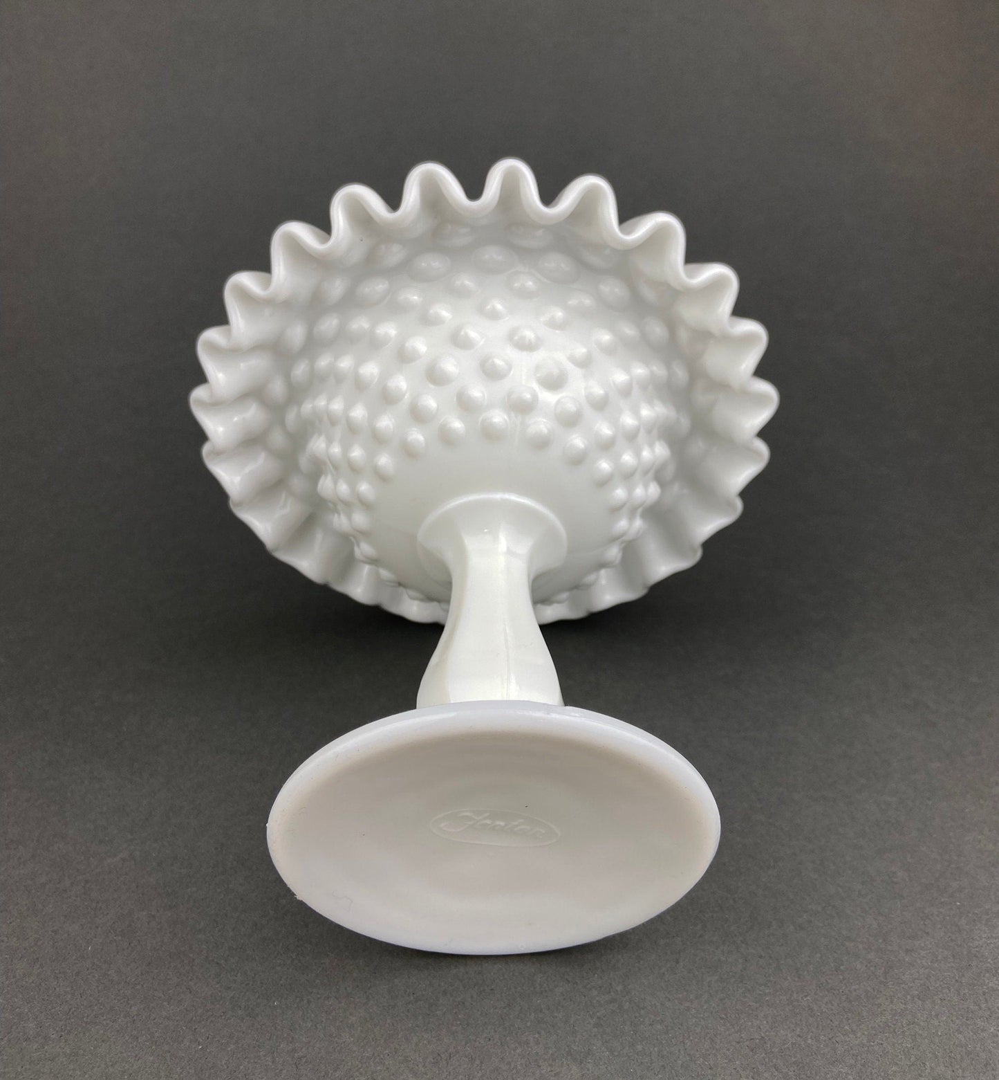 Plato para dulces Fenton de vidrio con leche y borde ondulado. Plato vintage con tachuelas. Cuenco blanco con base.