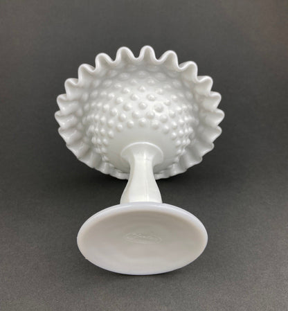 Plato para dulces Fenton de vidrio con leche y borde ondulado. Plato vintage con tachuelas. Cuenco blanco con base.