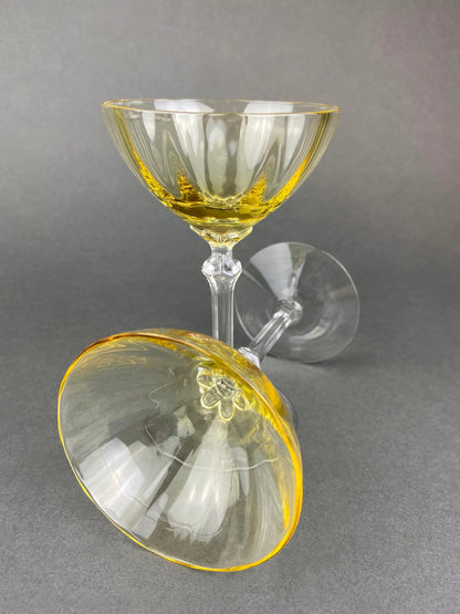 Cristal Fostoria vintage color topacio, alto, color clarete. Copas de color amarillo claro. Juego de dos copas con base dorada. Alta cocina.