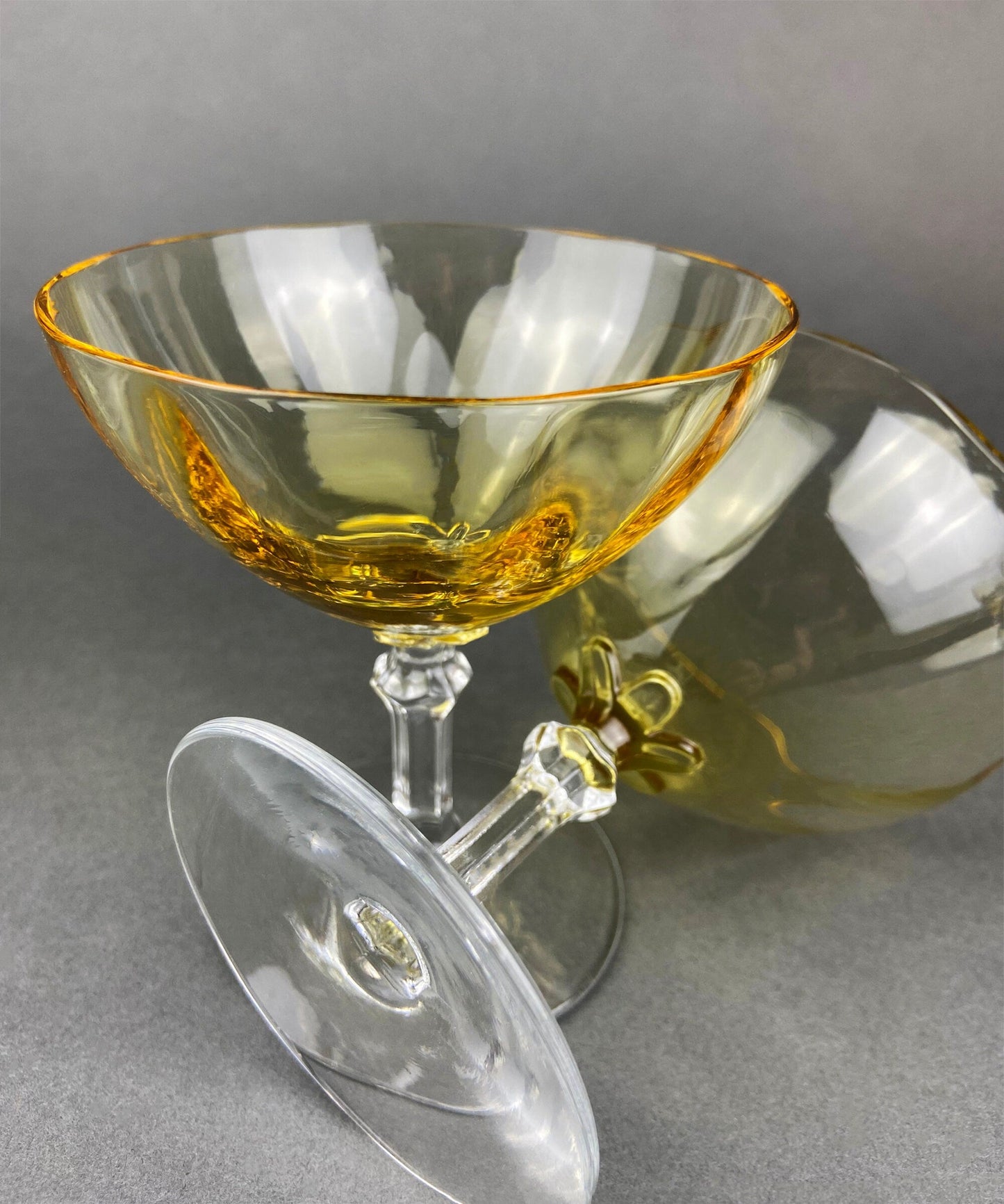 Cristal Fostoria vintage color topacio, alto, color clarete. Copas de color amarillo claro. Juego de dos copas con base dorada. Alta cocina.