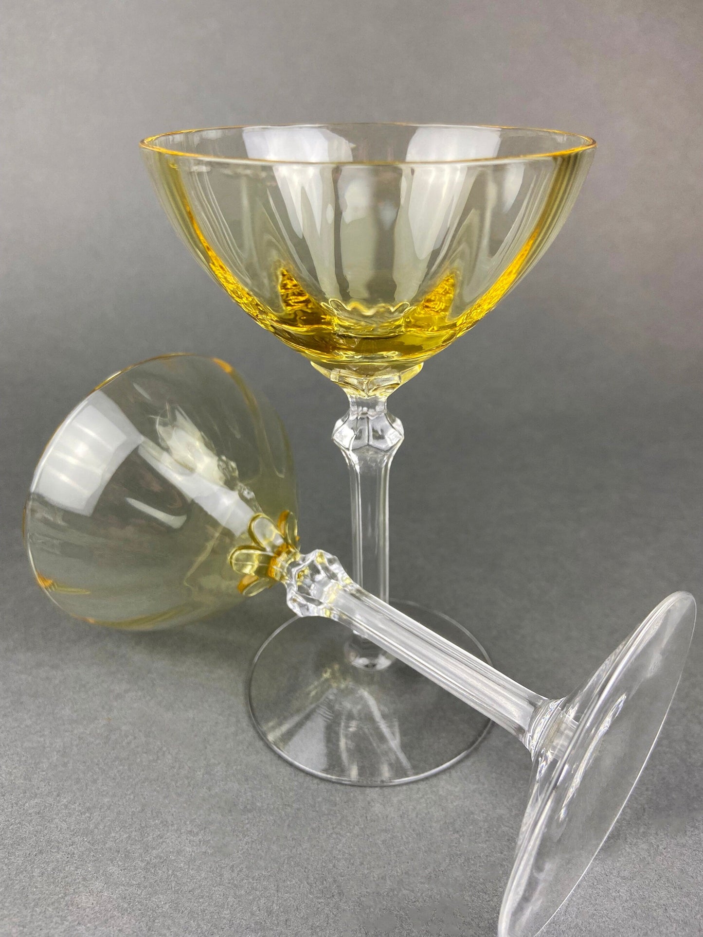 Cristal Fostoria vintage color topacio, alto, color clarete. Copas de color amarillo claro. Juego de dos copas con base dorada. Alta cocina.