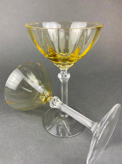 Cristal Fostoria vintage color topacio, alto, color clarete. Copas de color amarillo claro. Juego de dos copas con base dorada. Alta cocina.