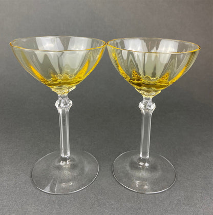 Cristal Fostoria vintage color topacio, alto, color clarete. Copas de color amarillo claro. Juego de dos copas con base dorada. Alta cocina.