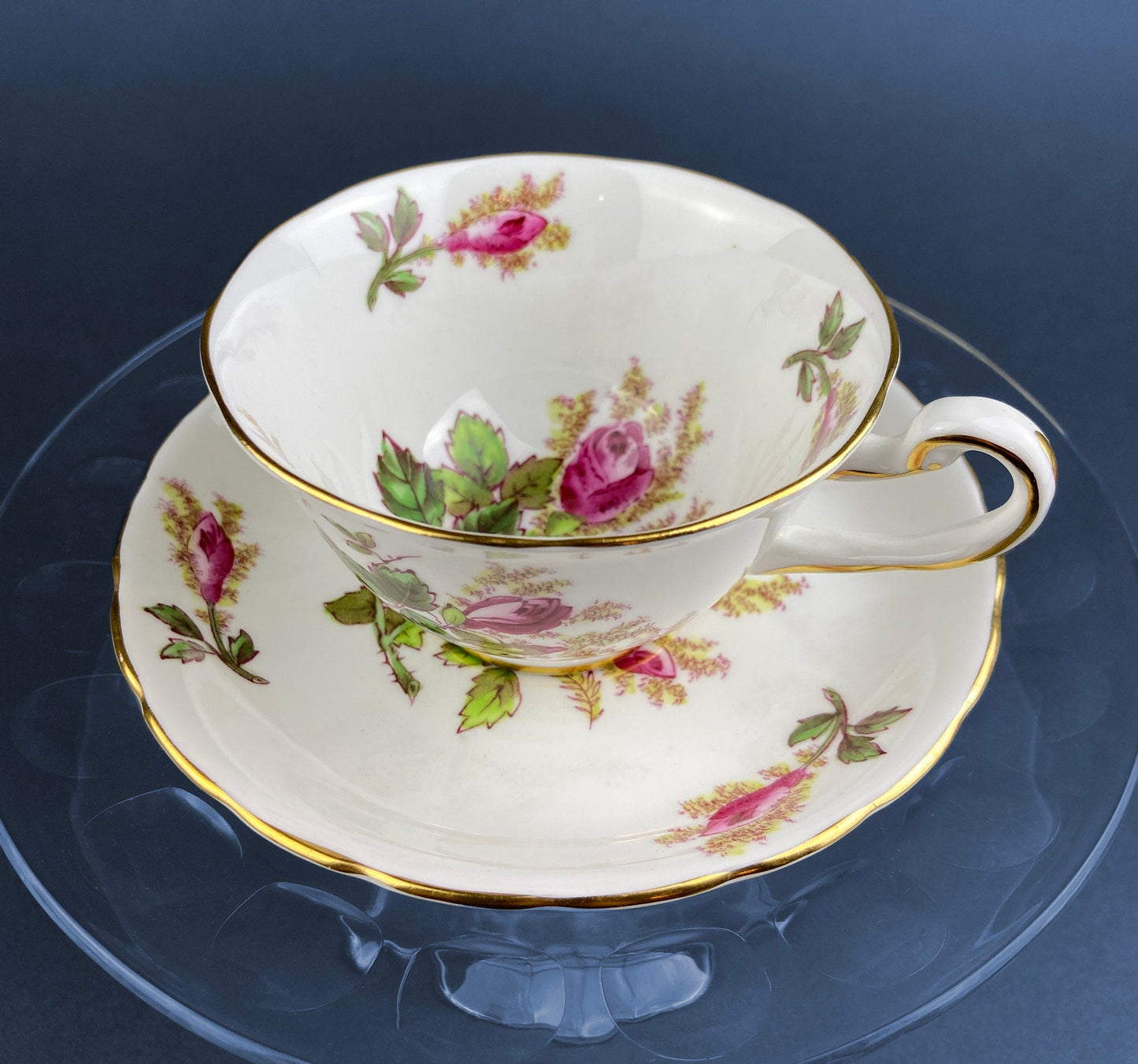 Tasse et soucoupe vintage pour thé/café. Royal Chelsey Moss Rose. Porcelaine fine anglaise. Service de table raffiné. Pièce de collection.