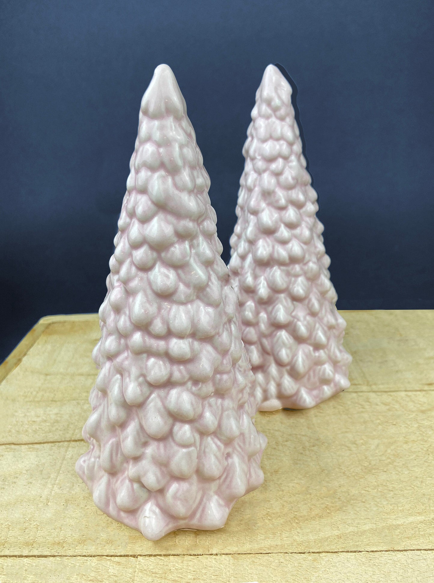 Sapins de Noël en céramique rose. Lot de deux sapins de Noël en céramique. Décoration de Noël. Décoration de chambre d'enfant pour les fêtes.