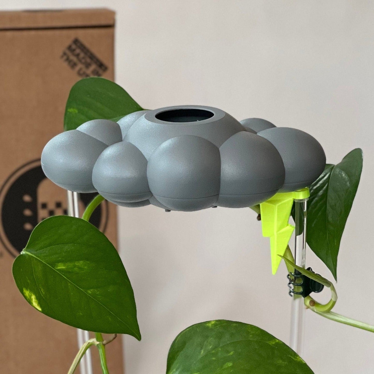 Amuleto de Nube de Lluvia Tormentosa Goteando con Rayo de Neón