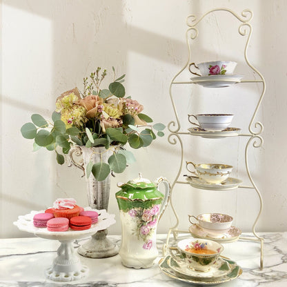 Tasse et soucoupe en porcelaine fine élisabéthaine vintage : Cupidons peints à la main