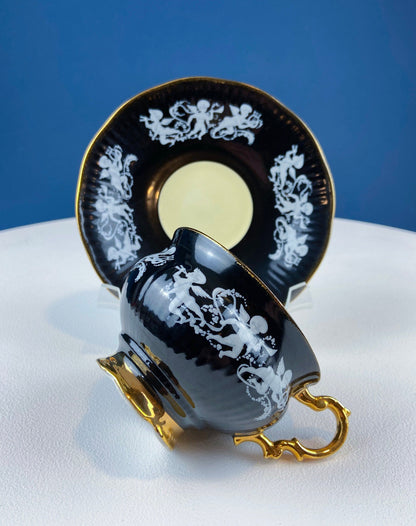 Tasse et soucoupe en porcelaine fine élisabéthaine vintage : Cupidons peints à la main